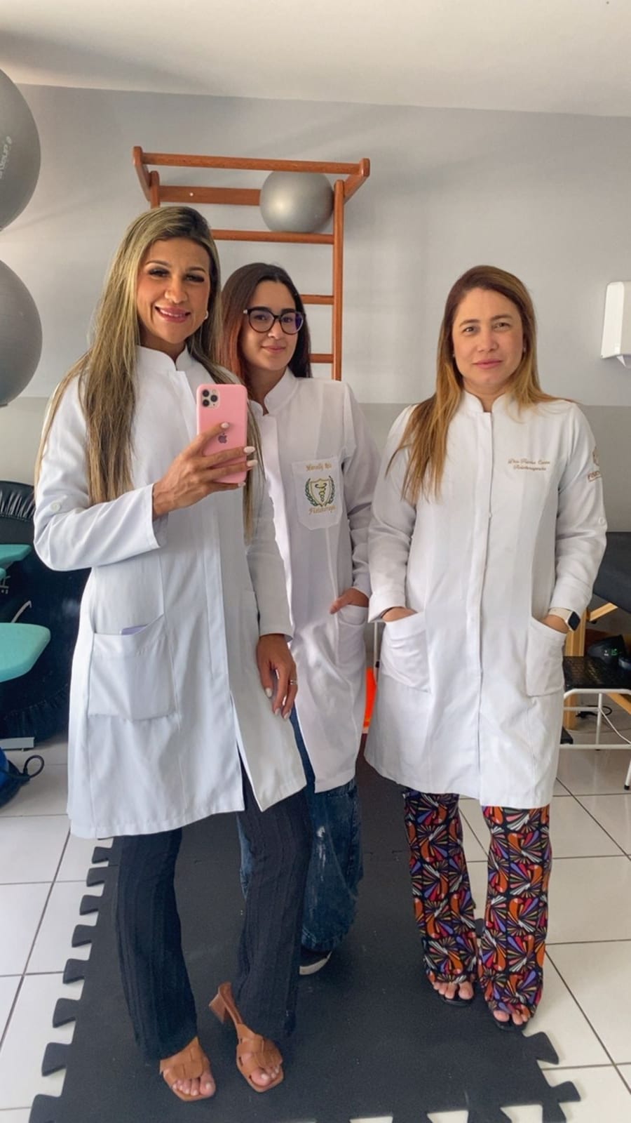 Equipe da FisioClinic na sala de atendimento da clínica
